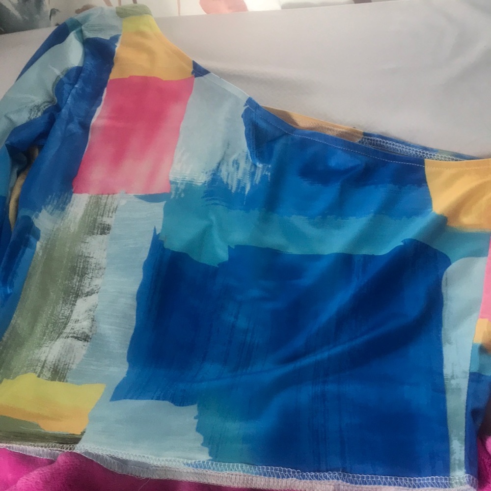 One shoulder shirt